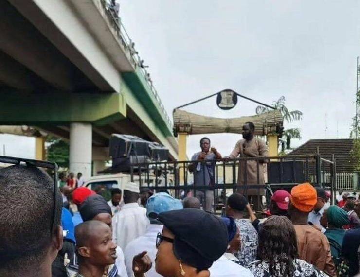 UPDATED: Protesting workers block Oyo State secretariat