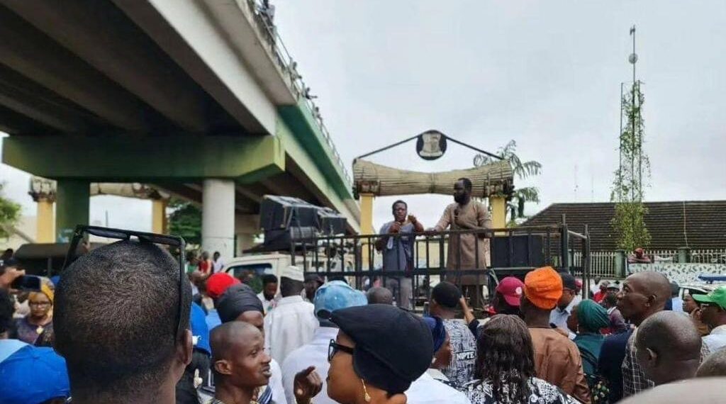 UPDATED: Protesting workers block Oyo State secretariat